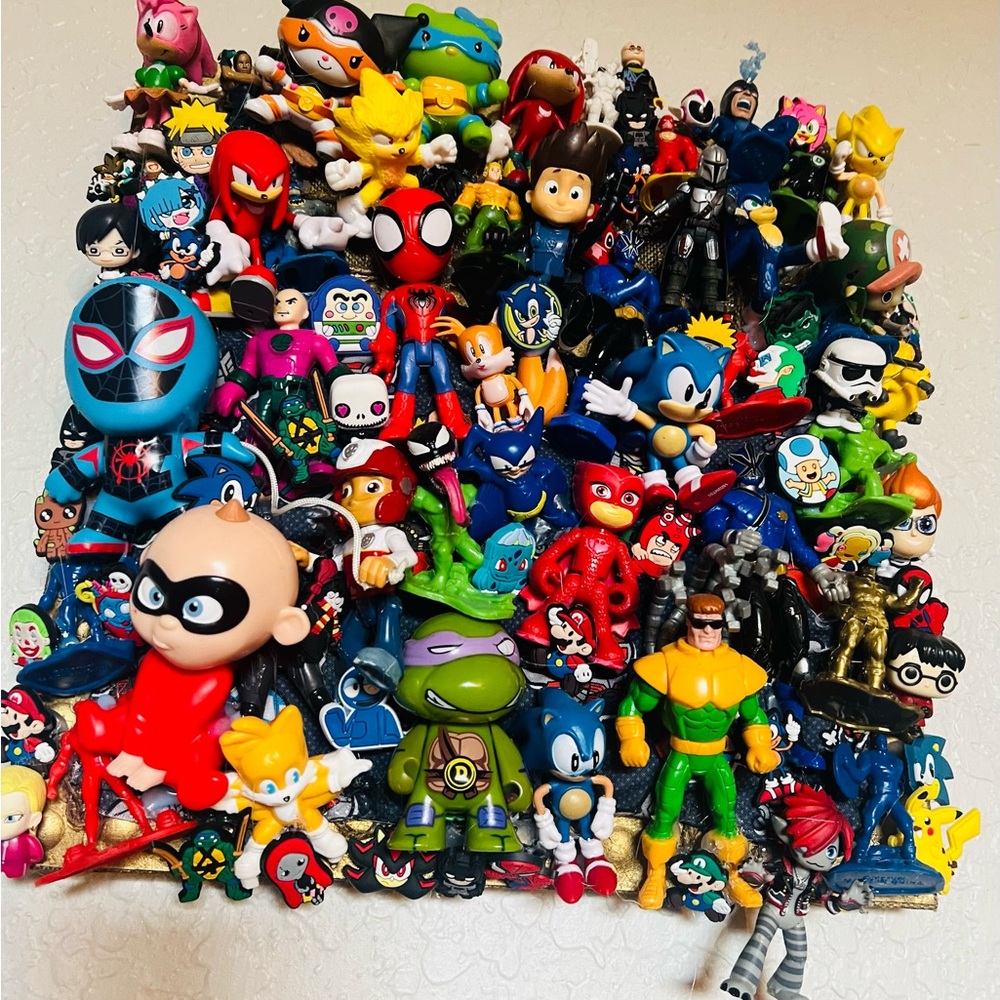 DW Home Vibrant Action Figure Collection